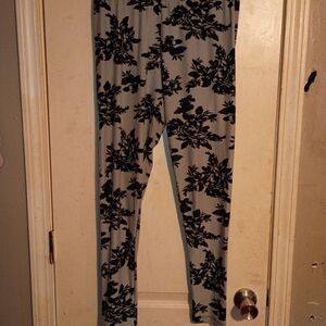 Floral Print Leggings in Light Gray and Black